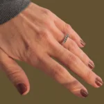 Şerit Taşlı Yüzük, 925 Gümüş ince formu ve taşlı şerit tasarımıyla kadın yüzük modelleri arasında şık ve modern bir seçenektir.