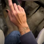 Taşlı İsimli Minimal Künye, Zincir Bileklik Üzerinde Taşlarla Oluşturulmuş Harf Detaylı 925 Gümüş Tasarım